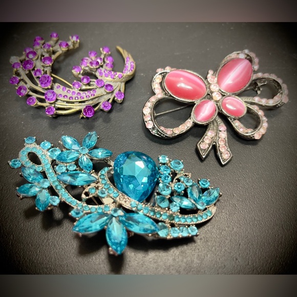 Bundle of 3 Large Purple, Pink, and Blue Vintage Rhinestone brooches - Picture 2 of 11